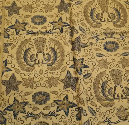 Authentic hand-drawn Grageh Waluh batik motif showing creeping pumpkin vine patterns and fine cecek dots on primissima cotton