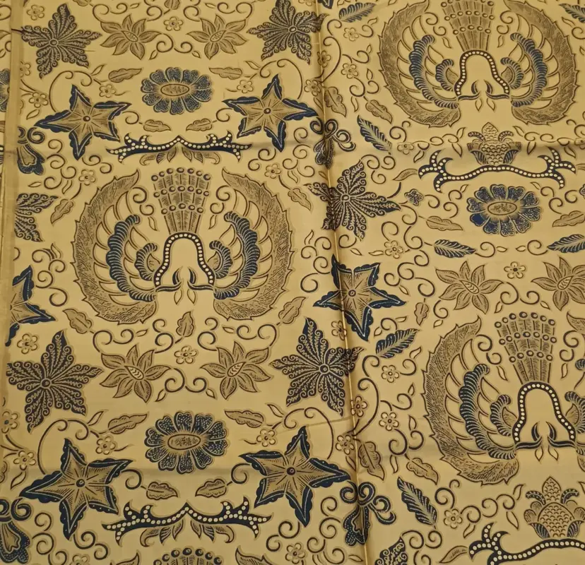Authentic hand-drawn Grageh Waluh batik motif showing creeping pumpkin vine patterns and fine cecek dots on primissima cotton